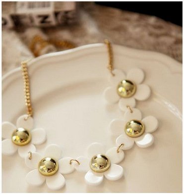 Asma White Colour Flower Shape Alloy Necklace for Women/Girls